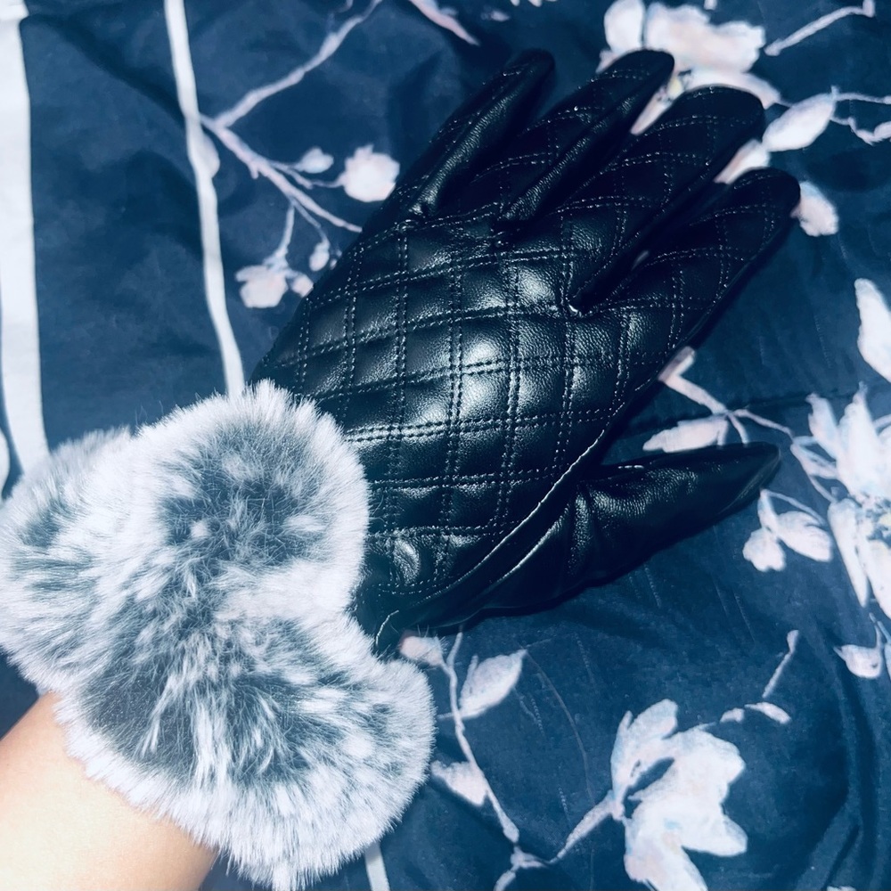 Black Quilted Gloves with Faux Fur Trim - Picture 3 of 6